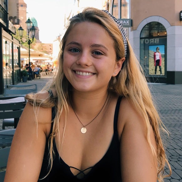 Meet your Posher, Gabby - Picture 1 of 1